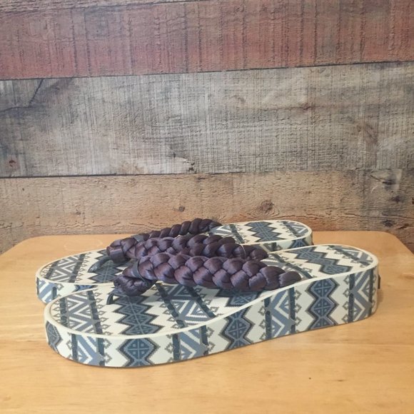 Muk Luks Platform Thong Sandals Size 10 Gray/Blue/Cream Geometric Motif - Picture 5 of 7